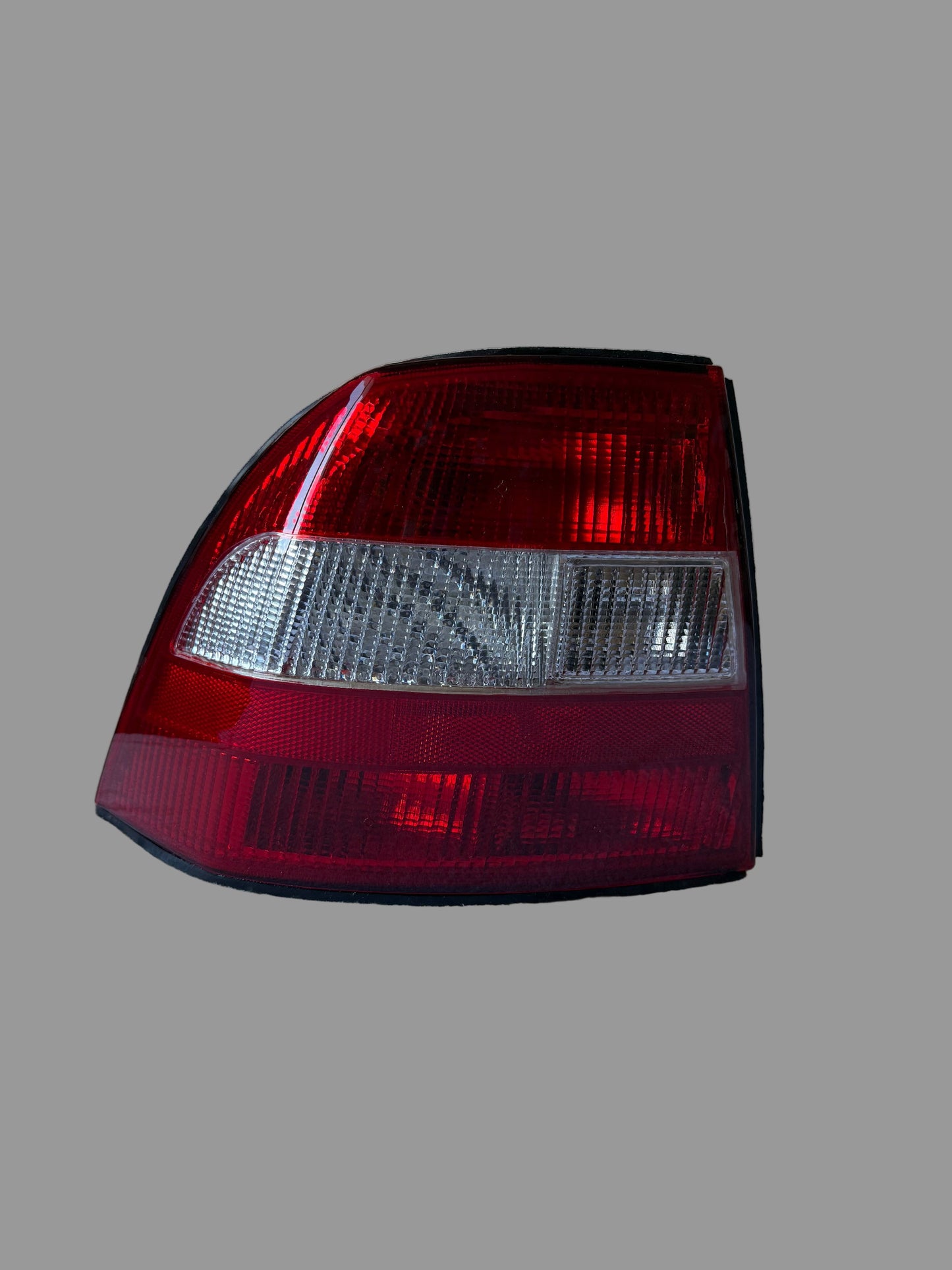 TYC 11-3348-05-2 – Feu arrière gauche – Opel Vectra B (1995–1999)