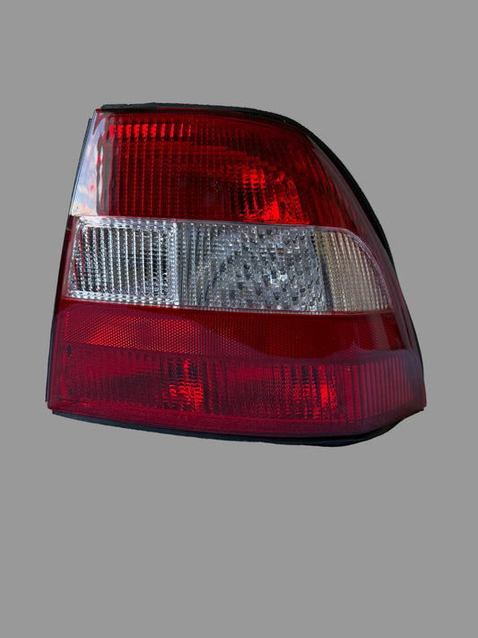TYC 11-3347-05-2B – Feu arrière droit – Opel Vectra B (1995–1999) – Rouge/Blanc – Occasion