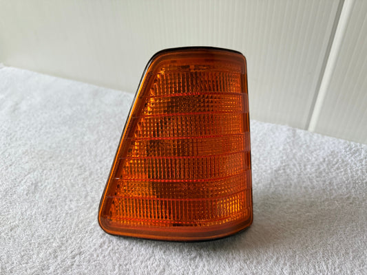 TYC 18-3570-05-2B – Intermitente Delantero Izquierdo Naranja – Mercedes-Benz 207D Bus (1989–1995)