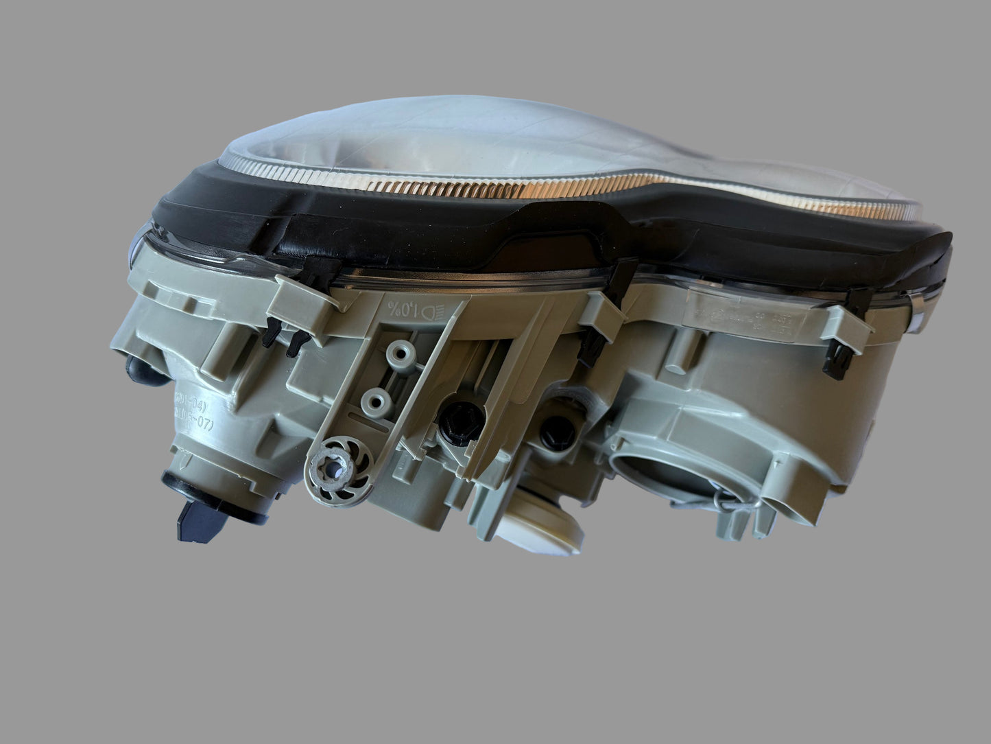 Farol dianteiro direito TYC VW0814703 Volkswagen Passat B5- RA- 1998 – 2005 - H3 / H4