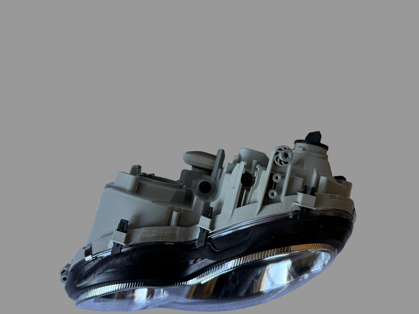 Farol dianteiro direito TYC VW0814703 Volkswagen Passat B5- RA- 1998 – 2005 - H3 / H4